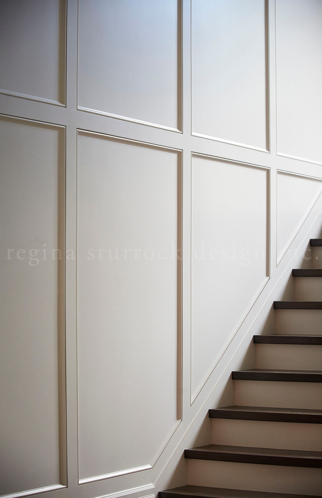 Источник вдохновения для домашнего уюта: большая лестница в стиле неоклассика (современная классика) с деревянными ступенями и крашенными деревянными подступенками