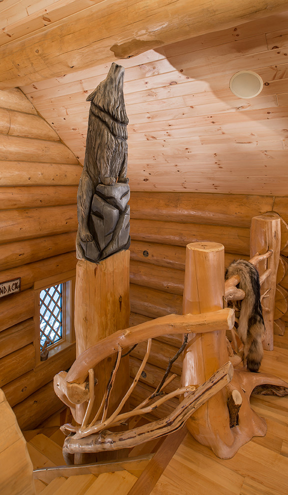 Immagine di una scala rustica con pedata in legno