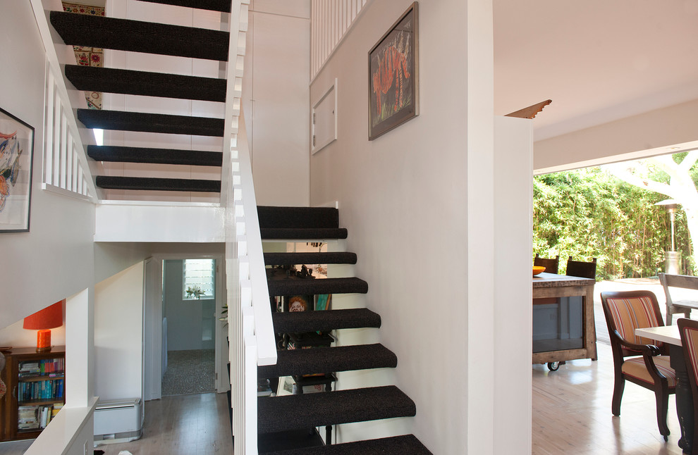 Réalisation d'un escalier sans contremarche design en U de taille moyenne avec des marches en moquette et éclairage.