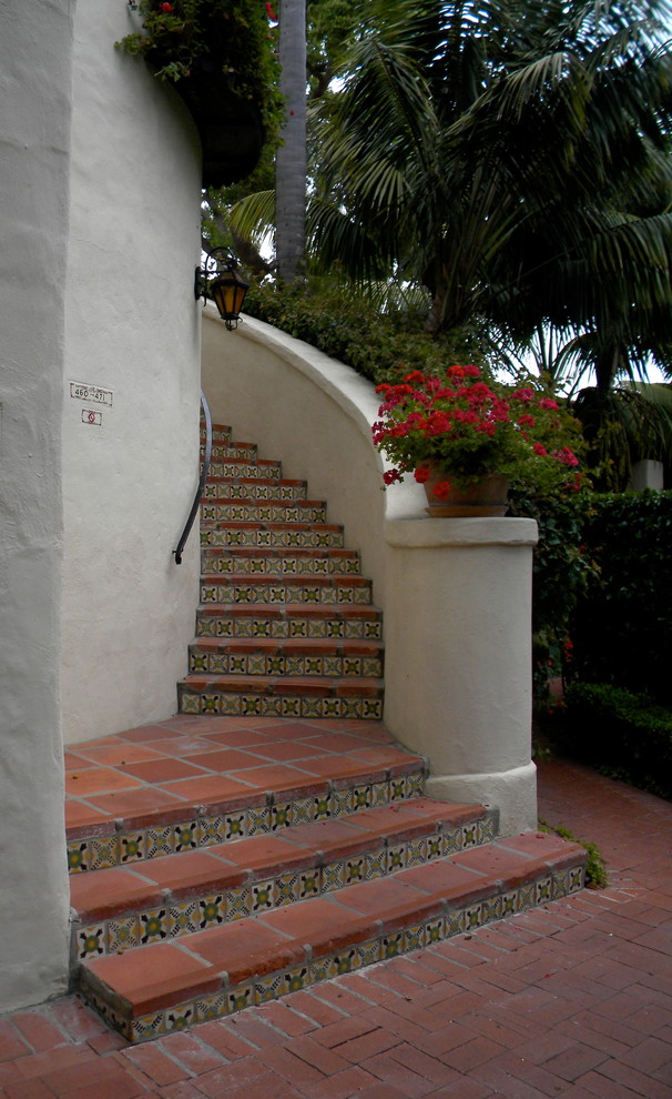 Mediterrane Treppe mit Terrakotta-Treppenstufen und gefliesten Setzstufen in Santa Barbara
