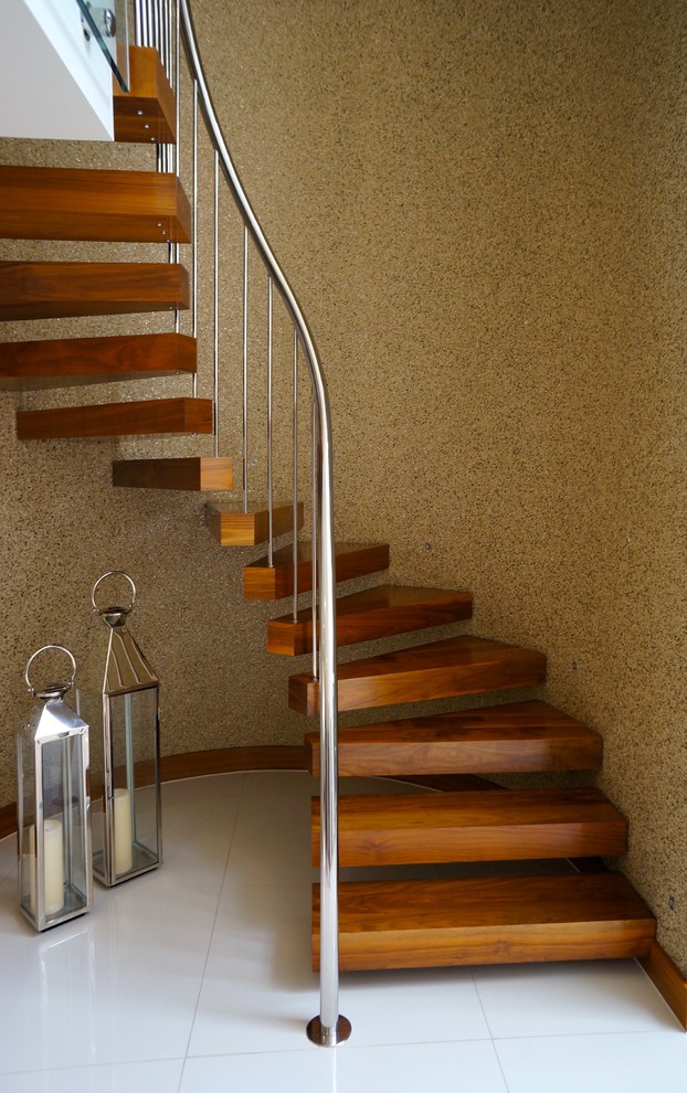 Свежая идея для дизайна: изогнутая лестница в современном стиле с деревянными ступенями без подступенок - отличное фото интерьера