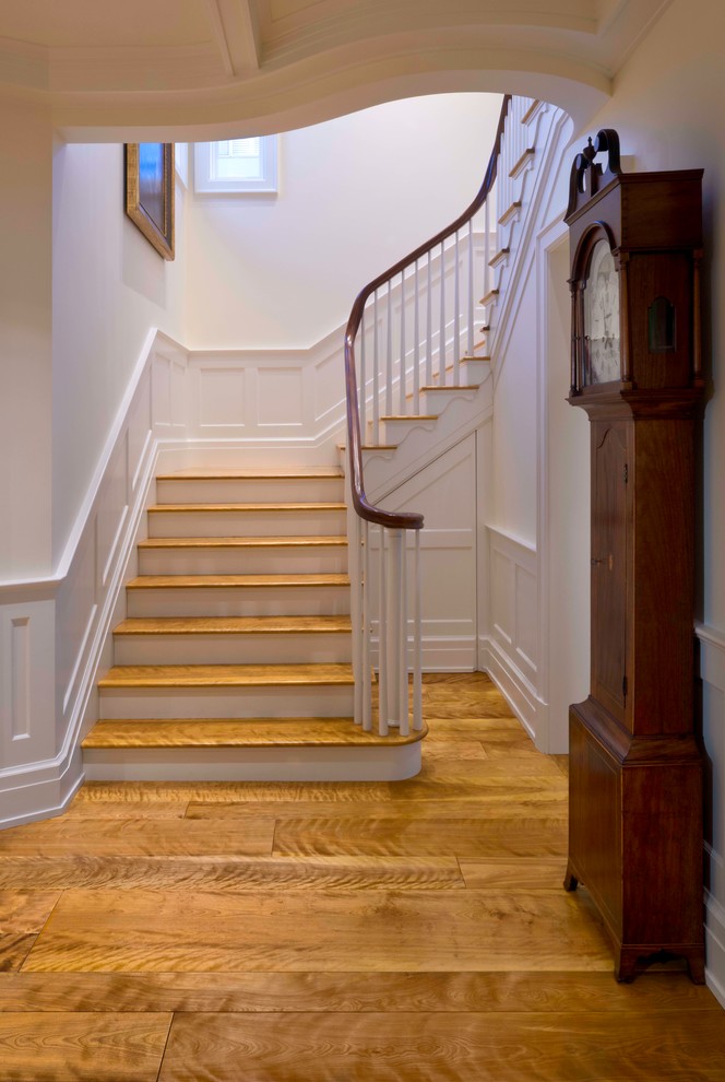 Imagen de escalera tradicional con escalones de madera y contrahuellas de madera
