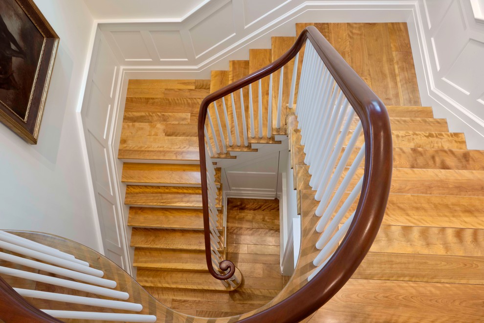 Imagen de escalera clásica con escalones de madera y contrahuellas de madera