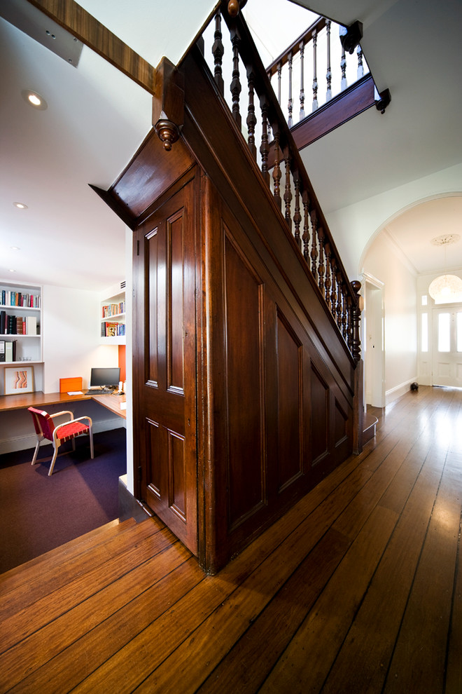 Свежая идея для дизайна: п-образная деревянная лестница среднего размера в классическом стиле с деревянными ступенями и деревянными перилами - отличное фото интерьера