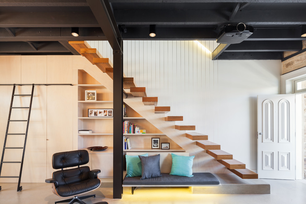 Стильный дизайн: деревянная лестница на больцах в современном стиле с деревянными ступенями - последний тренд