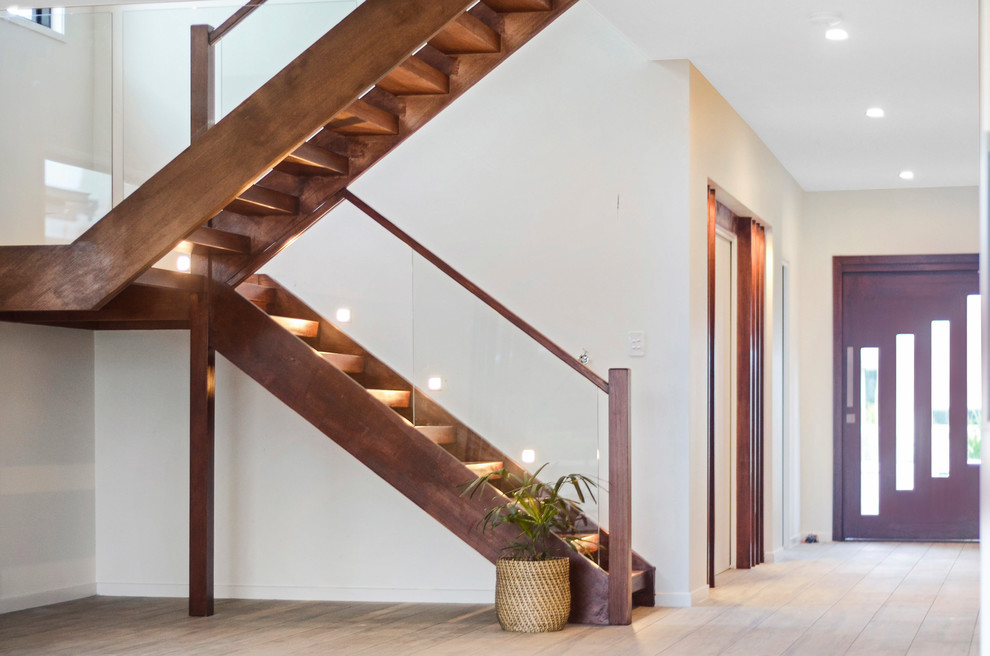 Diseño de escalera en U contemporánea grande con escalones de madera pintada, contrahuellas de madera pintada y barandilla de madera