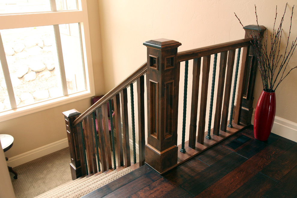 Aménagement d'un escalier classique en U de taille moyenne avec des marches en moquette et des contremarches en moquette.