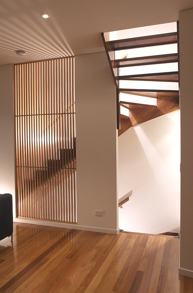 Idée de décoration pour un petit escalier sans contremarche design en L avec des marches en bois.
