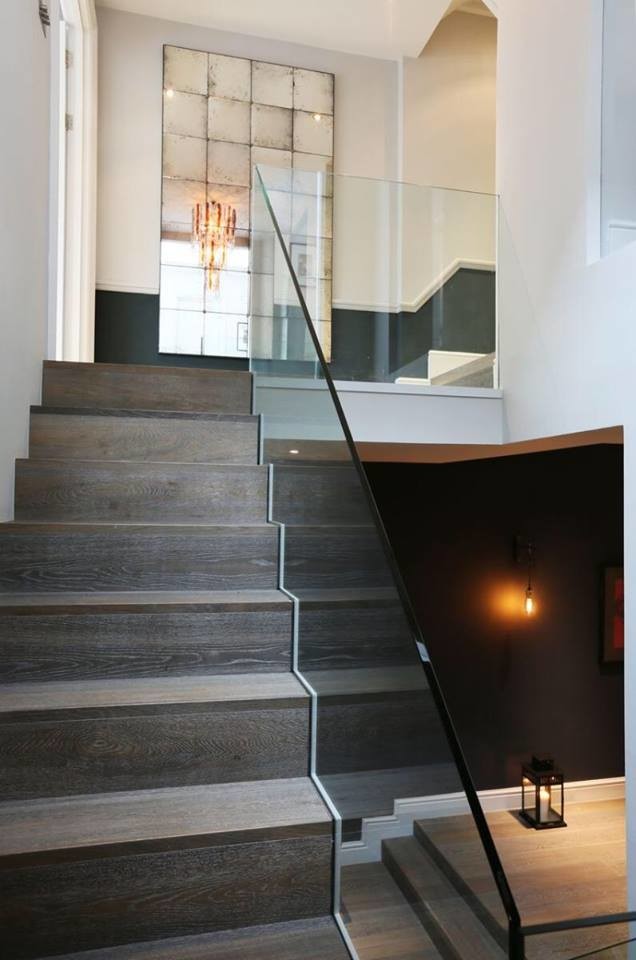Mittelgroße Moderne Holztreppe in U-Form mit Holz-Setzstufen in London