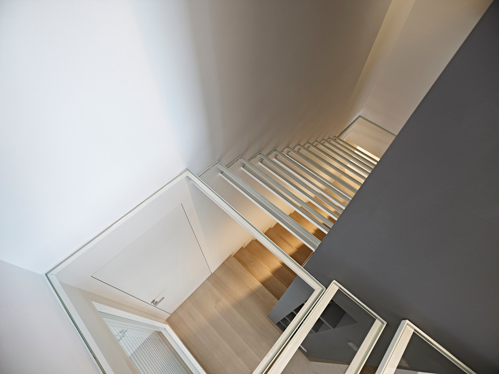 Свежая идея для дизайна: лестница на больцах в современном стиле с стеклянными ступенями без подступенок - отличное фото интерьера