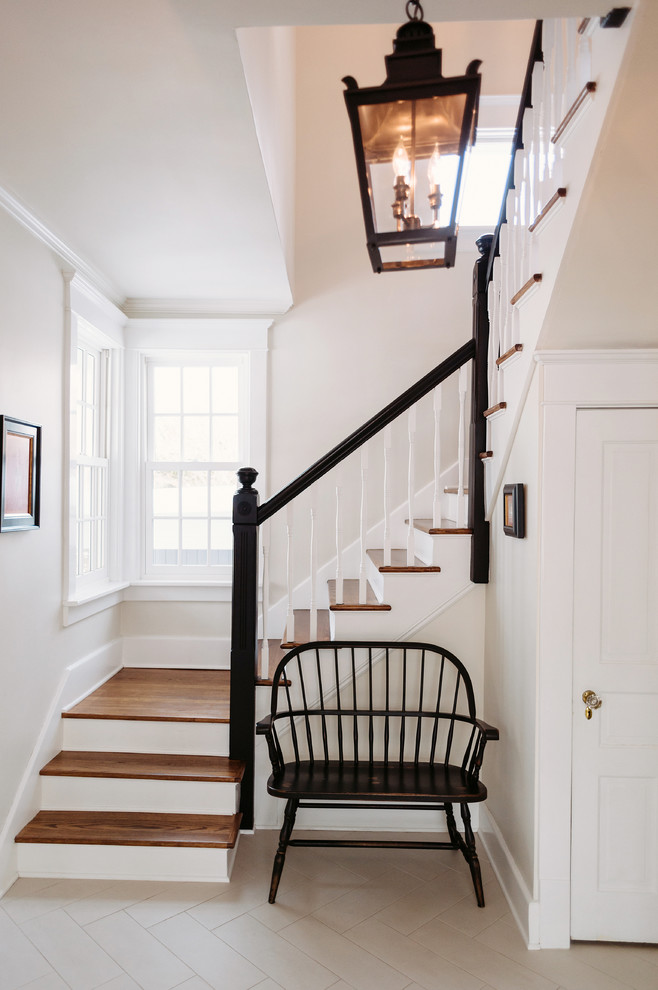 Стильный дизайн: лестница в стиле кантри с деревянными ступенями и крашенными деревянными подступенками - последний тренд