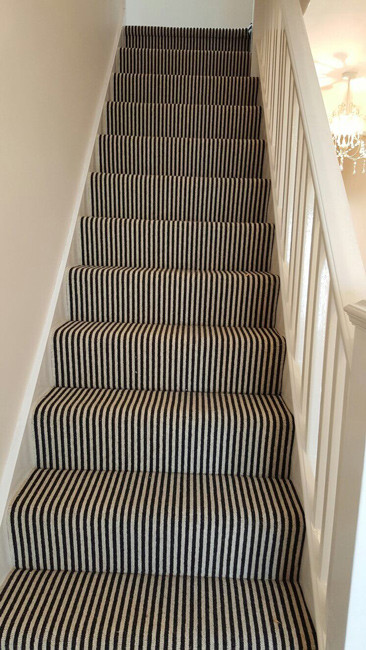 Eklektische Treppe in U-Form mit Teppich-Treppenstufen und Teppich-Setzstufen in London