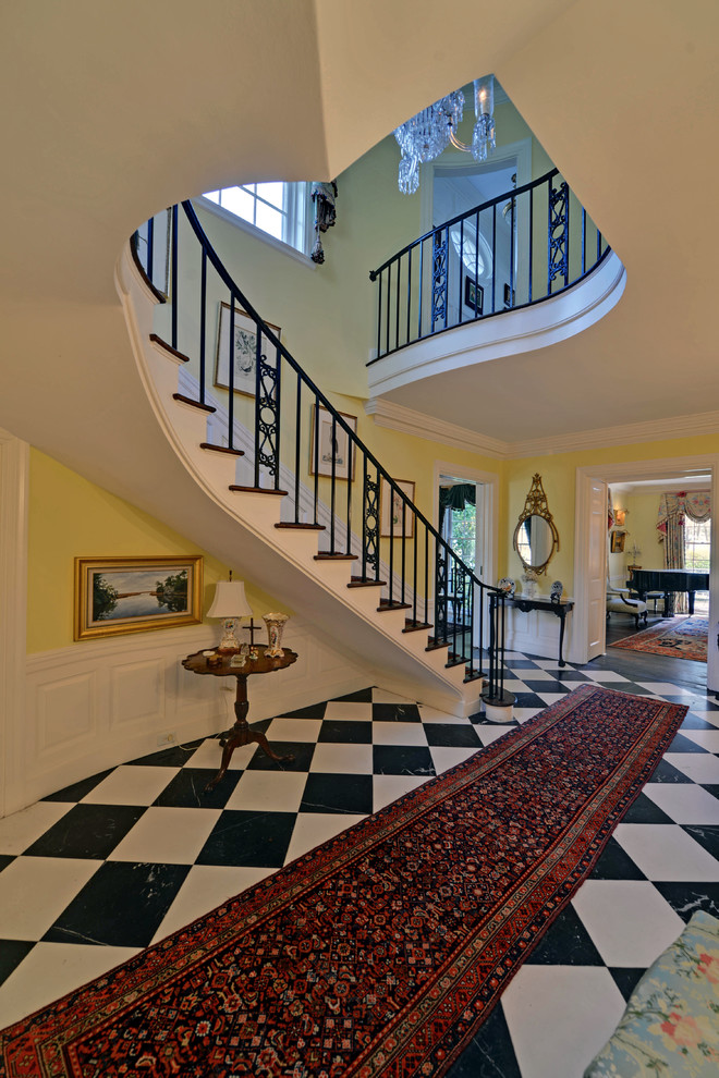 Пример оригинального дизайна: изогнутая лестница в классическом стиле
