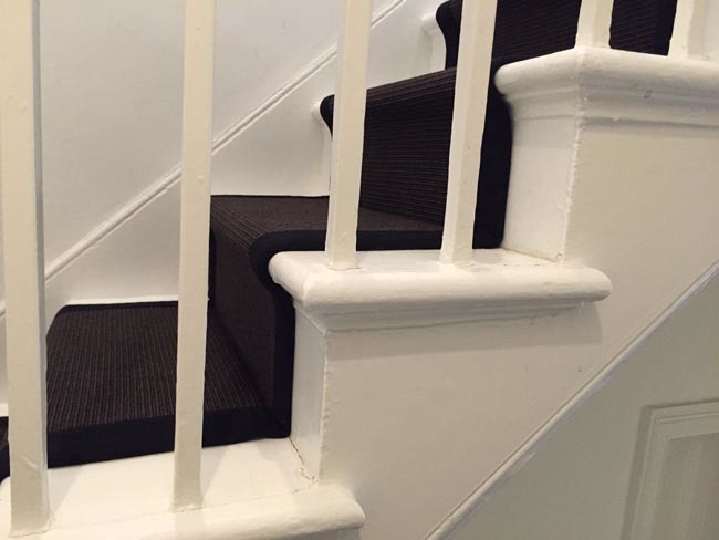 Ejemplo de escalera en U actual de tamaño medio con escalones enmoquetados y barandilla de madera