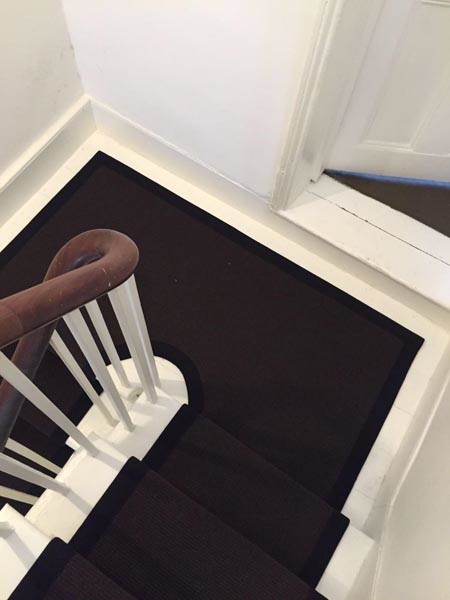 Diseño de escalera en U contemporánea de tamaño medio con escalones enmoquetados y barandilla de madera