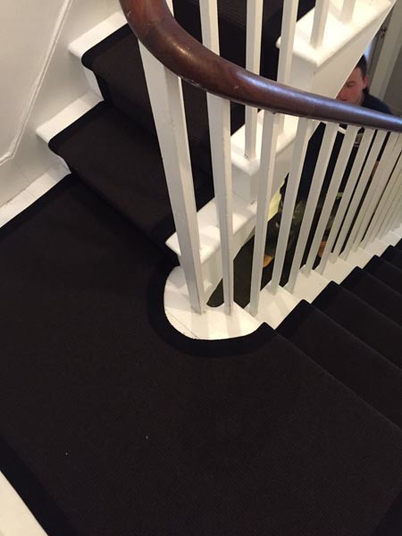 Modelo de escalera en U contemporánea de tamaño medio con escalones enmoquetados y barandilla de madera
