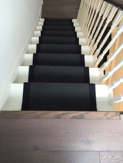 Imagen de escalera en U clásica renovada con escalones enmoquetados, contrahuellas enmoquetadas y barandilla de madera