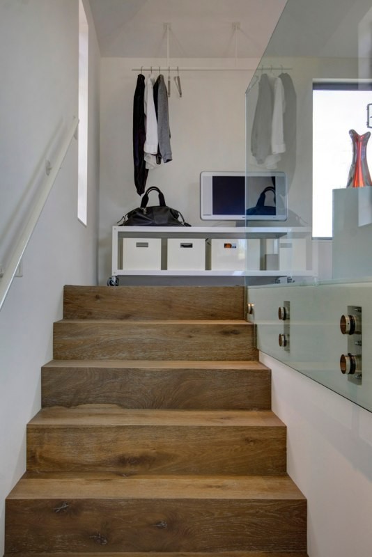 Mid-sized trendy wooden l-shaped staircase photo in San Francisco with wooden risers