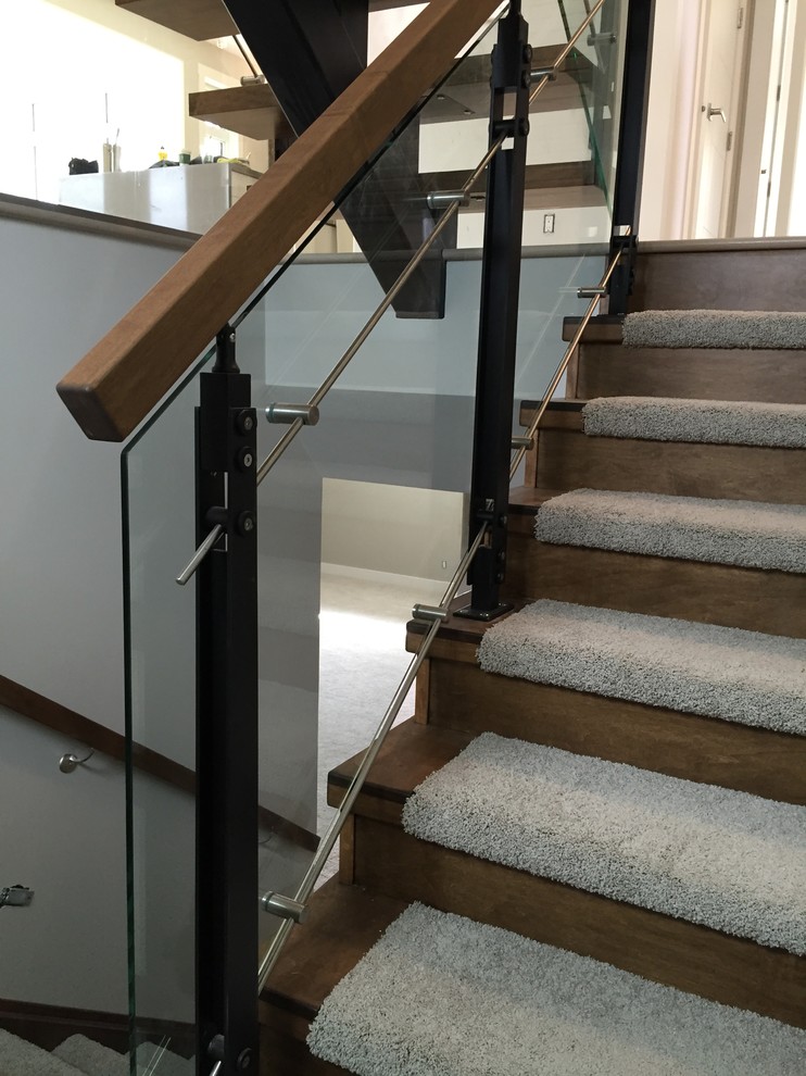 Réalisation d'un escalier sans contremarche design en U de taille moyenne avec des marches en bois.
