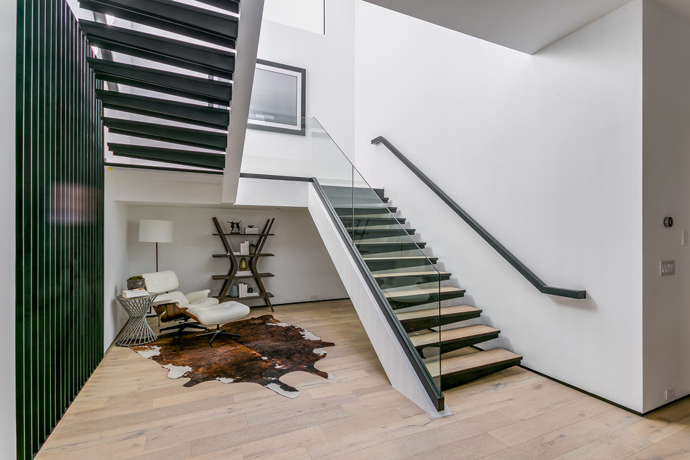 Идея дизайна: п-образная лестница среднего размера в современном стиле с стеклянными перилами и деревянными ступенями без подступенок