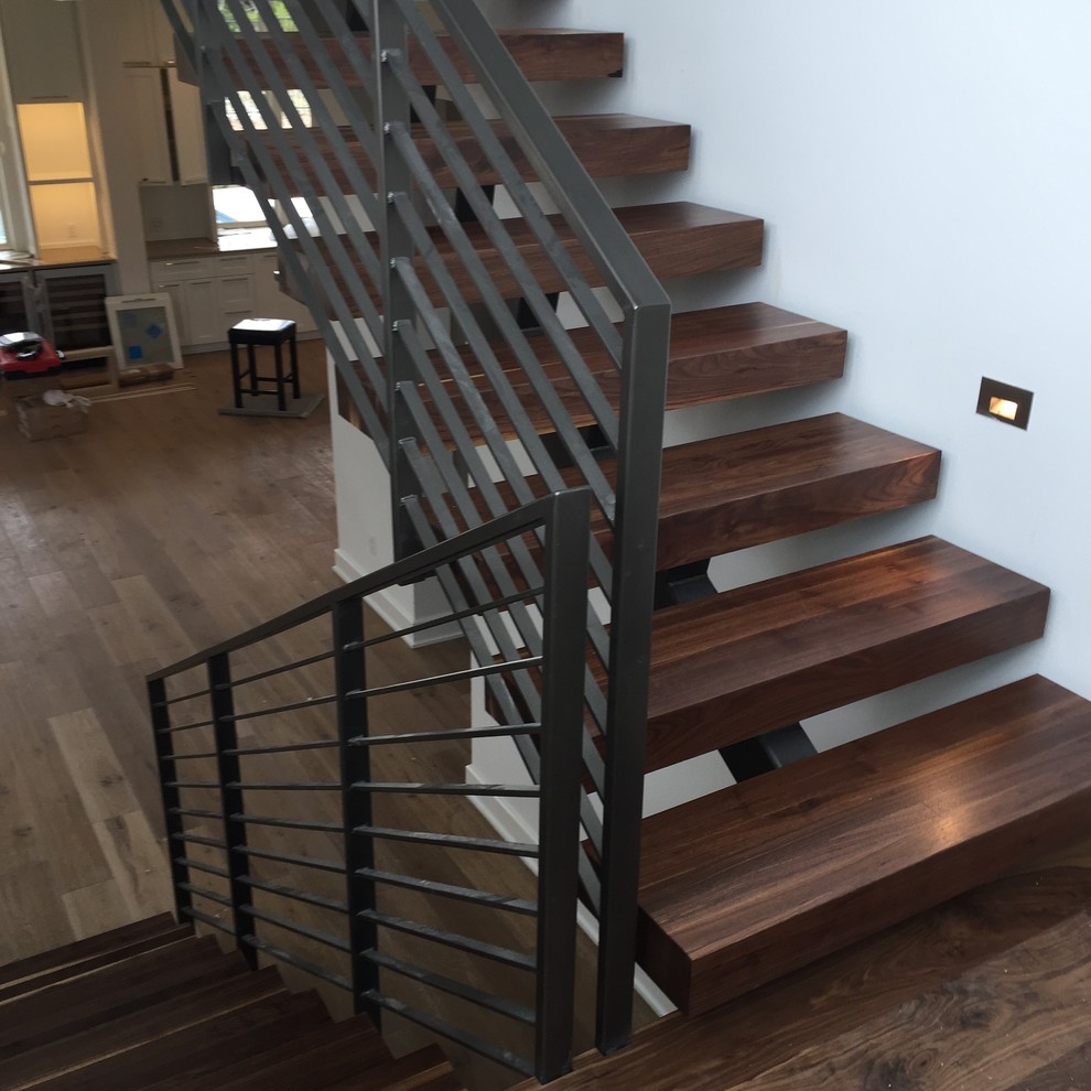Idée de décoration pour un escalier flottant design de taille moyenne avec des marches en bois et des contremarches en bois.