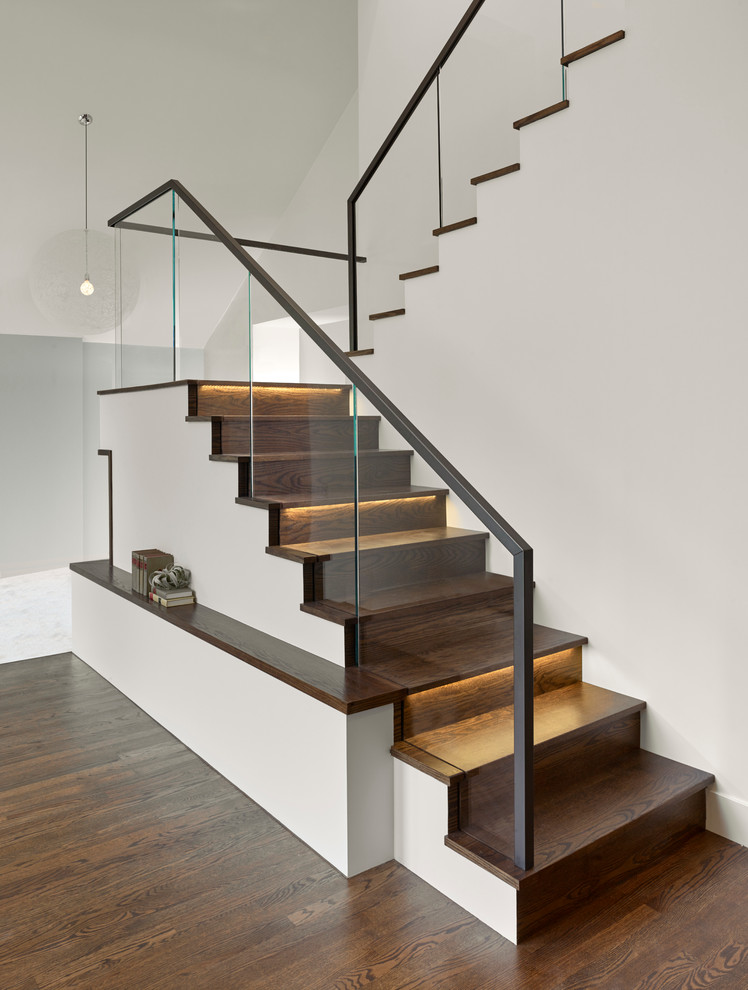 Réalisation d'un escalier design en U avec des marches en bois et des contremarches en bois.