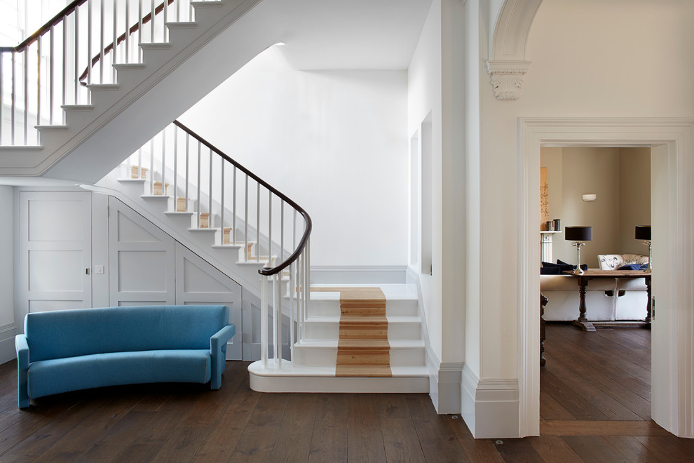 Стильный дизайн: п-образная лестница в стиле неоклассика (современная классика) с крашенными деревянными ступенями и крашенными деревянными подступенками - последний тренд