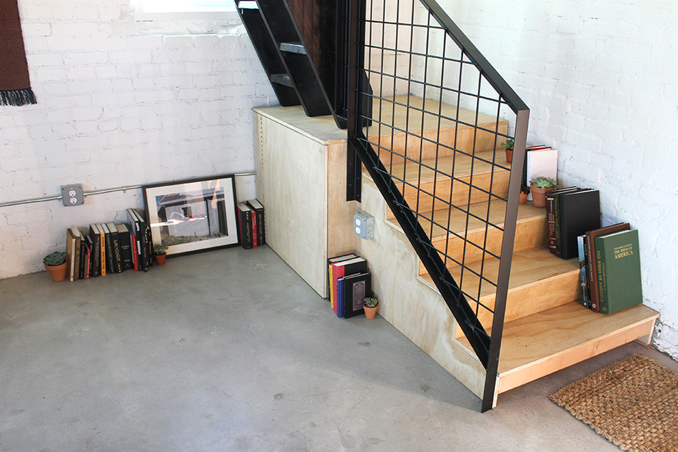 Diseño de escalera en L urbana con escalones de madera y contrahuellas de madera