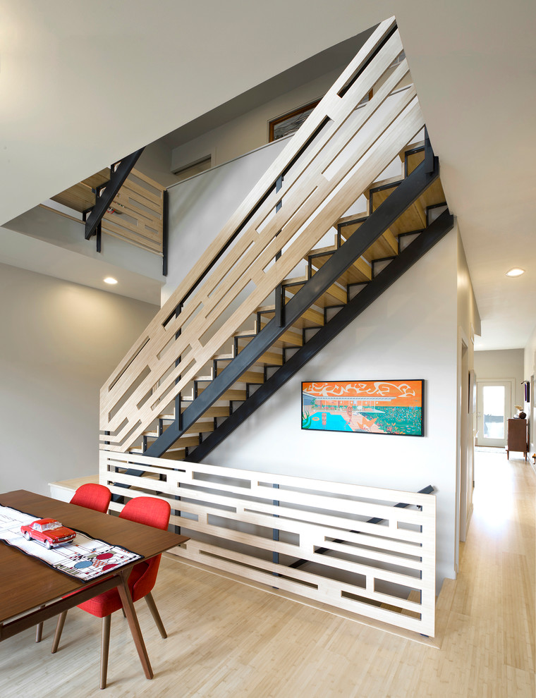 Cette image montre un escalier design avec des marches en bois, des contremarches en bois et un garde-corps en matériaux mixtes.