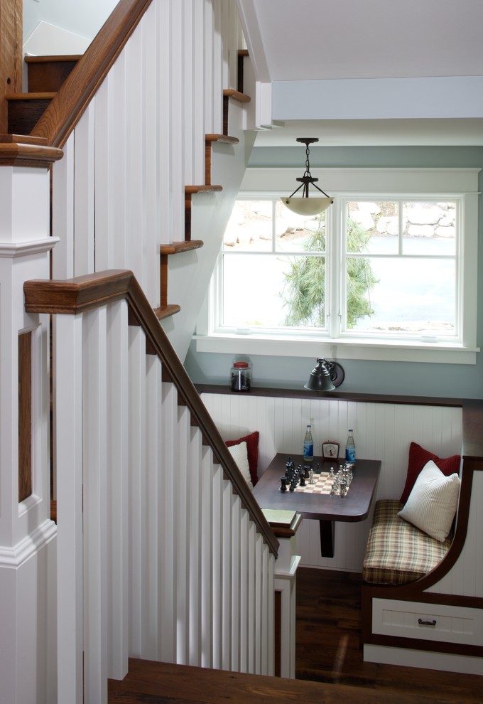 Стильный дизайн: лестница в классическом стиле с деревянными ступенями - последний тренд