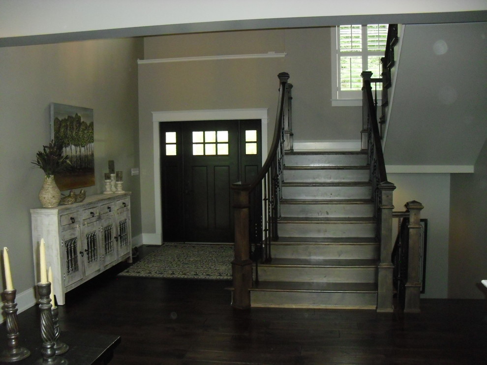 Aménagement d'un escalier craftsman en U de taille moyenne avec des marches en bois, des contremarches en bois et un garde-corps en matériaux mixtes.