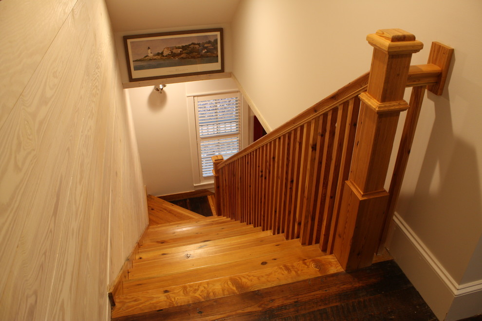 Imagen de escalera en L clásica de tamaño medio con escalones de madera y contrahuellas de madera