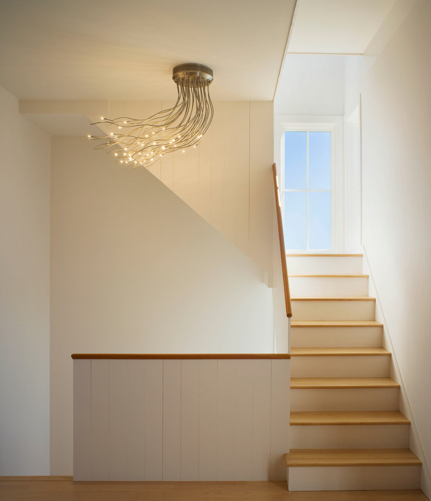 Exemple d'un escalier moderne avec des marches en bois.