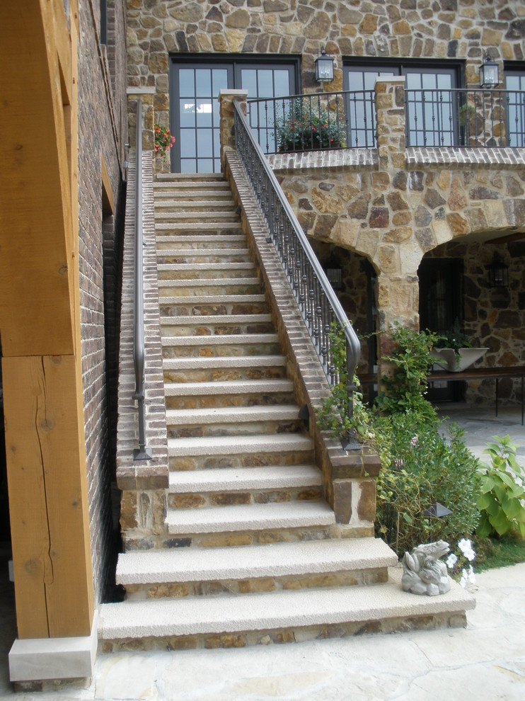Idée de décoration pour un escalier droit craftsman en béton de taille moyenne avec un garde-corps en métal.