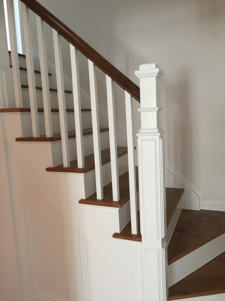 Foto de escalera curva tradicional pequeña con escalones de madera y contrahuellas de madera pintada