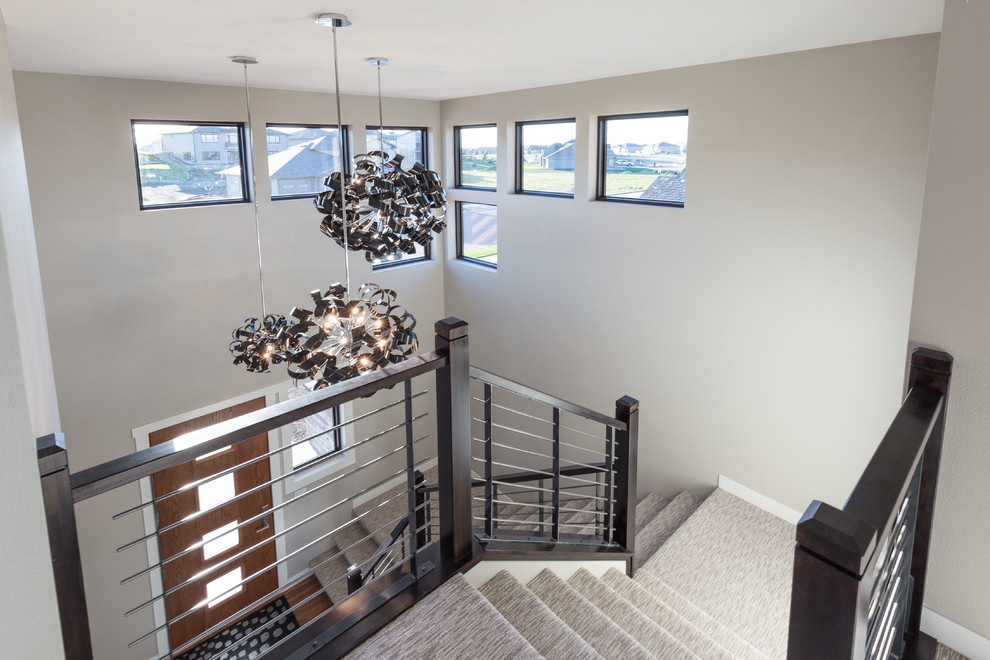 Стильный дизайн: п-образная лестница среднего размера в стиле модернизм с ступенями с ковровым покрытием и ковровыми подступенками - последний тренд