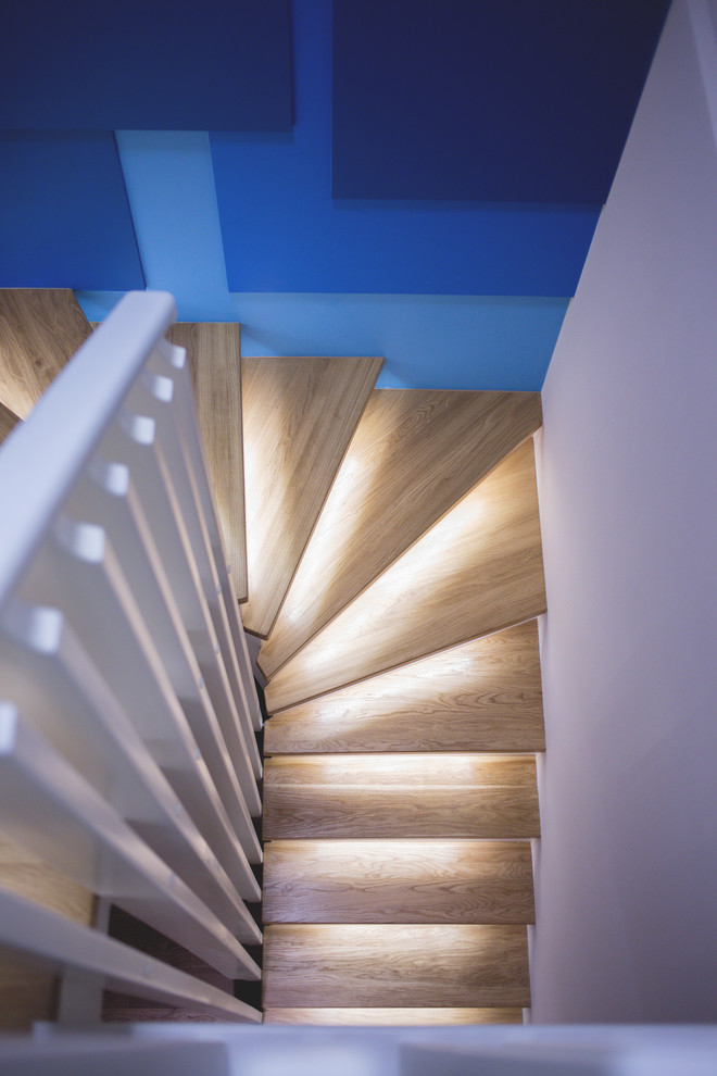 Идея дизайна: маленькая винтовая лестница в современном стиле с деревянными ступенями и крашенными деревянными подступенками для на участке и в саду