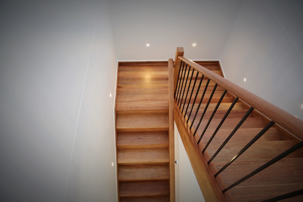 Diseño de escalera en U contemporánea de tamaño medio con escalones de madera y contrahuellas de madera