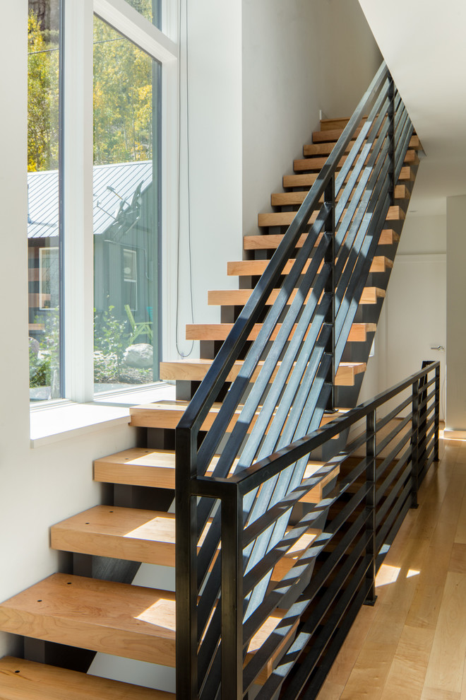 Cette photo montre un grand escalier flottant moderne avec des contremarches en bois.
