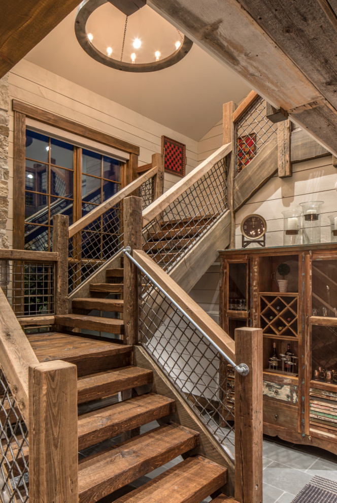 Landhausstil Holztreppe in U-Form mit offenen Setzstufen und Mix-Geländer in Omaha