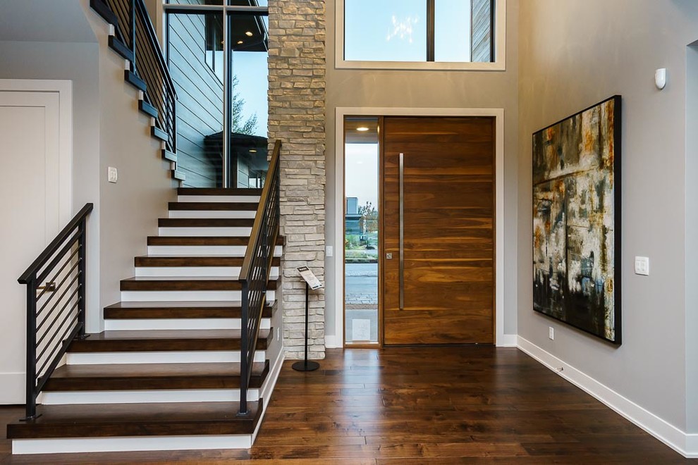 Пример оригинального дизайна: п-образная лестница среднего размера в стиле модернизм с деревянными ступенями, крашенными деревянными подступенками и металлическими перилами