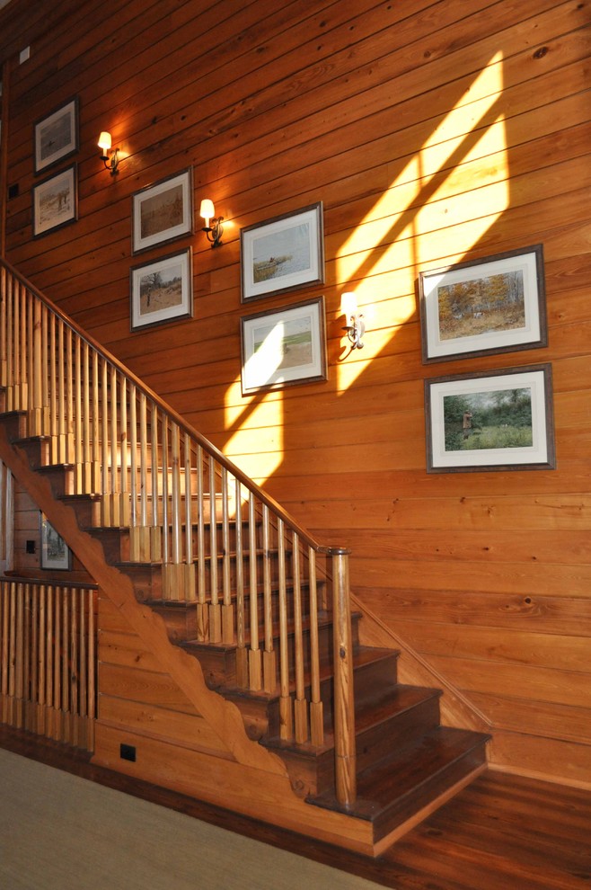 Aménagement d'un escalier classique avec des marches en bois, des contremarches en bois et un garde-corps en bois.