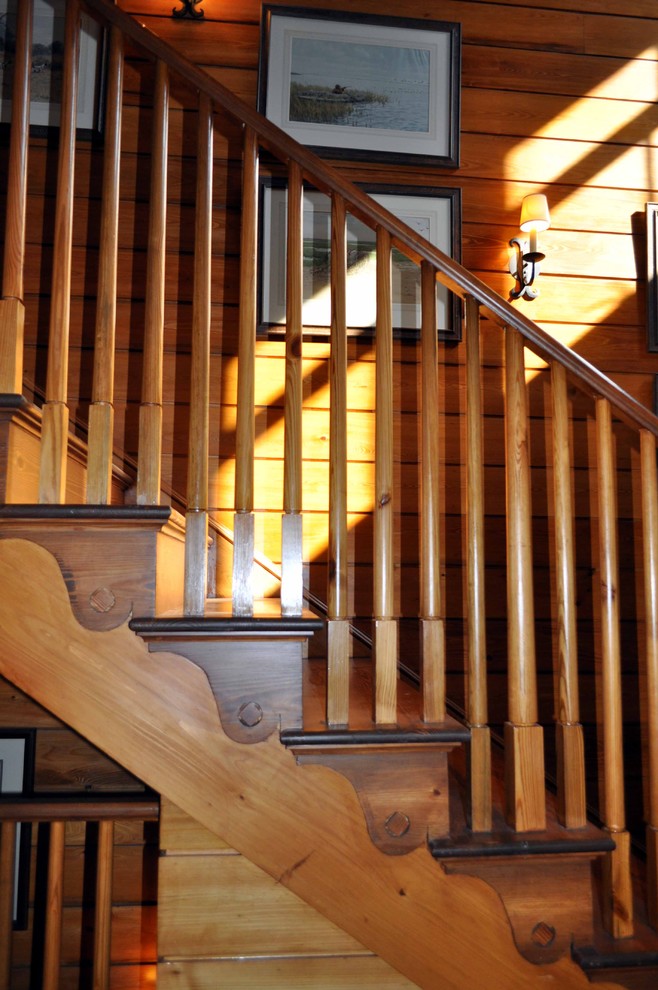 На фото: большая прямая деревянная лестница в классическом стиле с деревянными ступенями