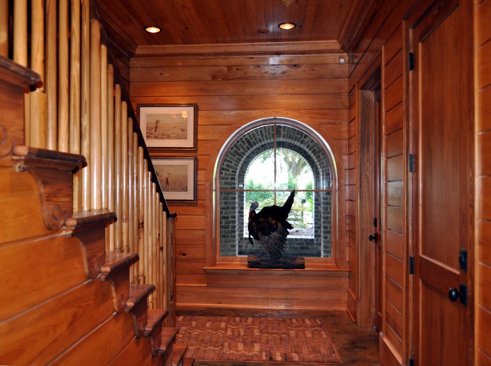 На фото: большая деревянная лестница в классическом стиле с деревянными ступенями