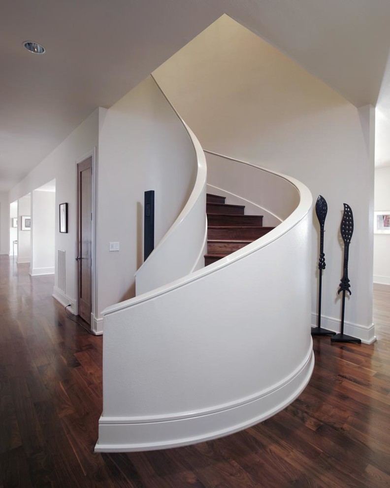 На фото: изогнутая деревянная лестница среднего размера в современном стиле с деревянными ступенями с
