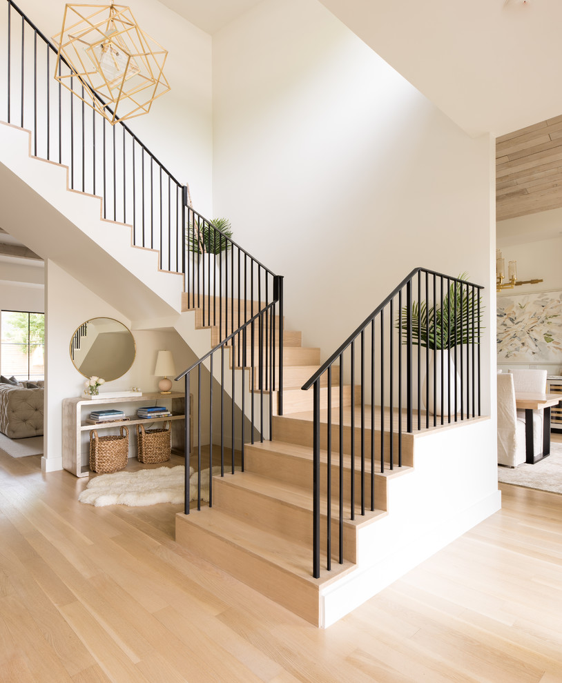 Пример оригинального дизайна: угловая деревянная лестница среднего размера в современном стиле с деревянными ступенями и металлическими перилами
