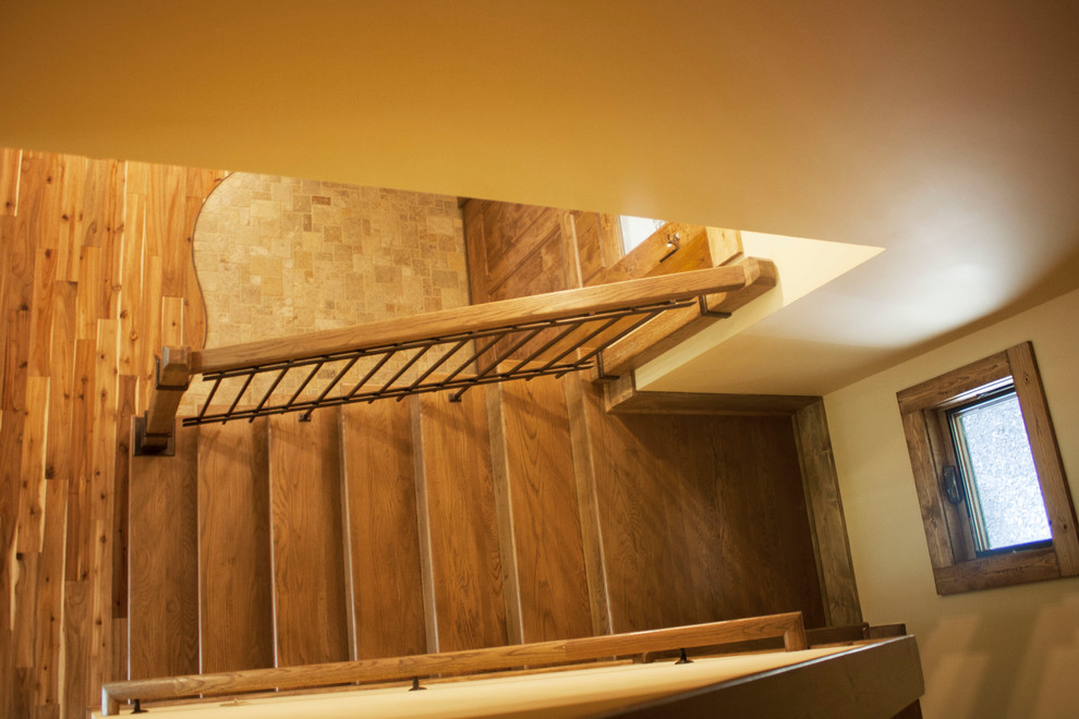シャーロットにある中くらいなラスティックスタイルのおしゃれな折り返し階段 (木の蹴込み板、金属の手すり) の写真