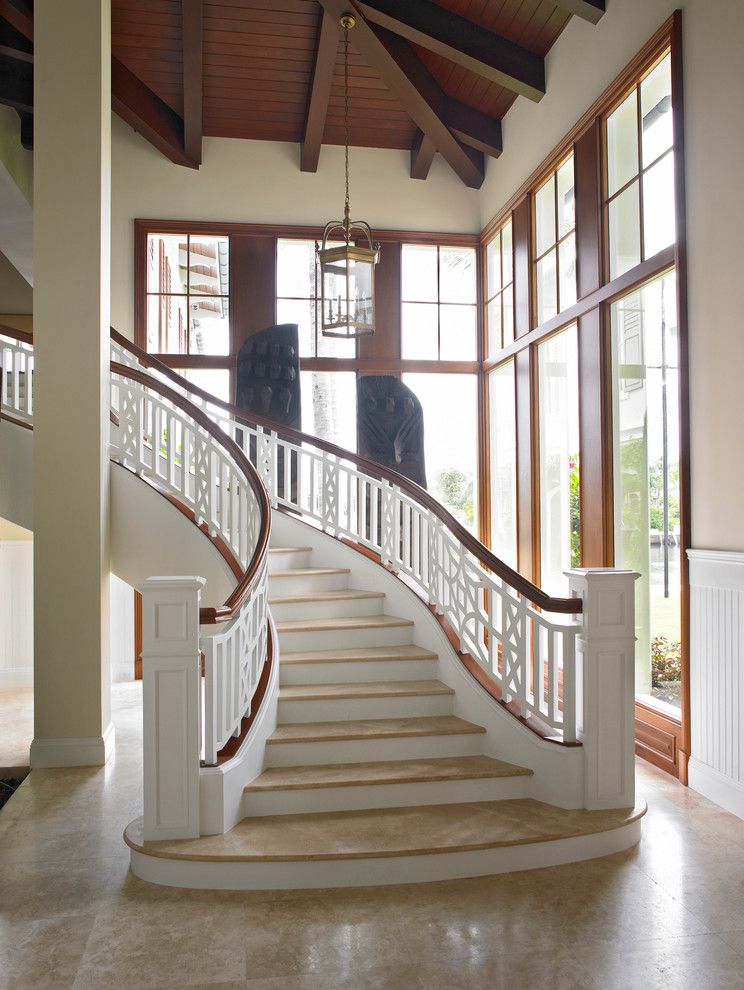Идея дизайна: изогнутая лестница среднего размера в стиле неоклассика (современная классика) с ступенями из плитки, крашенными деревянными подступенками и деревянными перилами