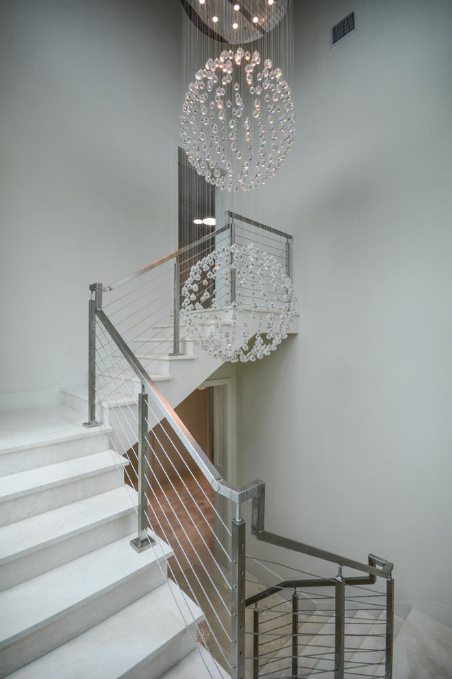 Bild på en mellanstor funkis u-trappa i marmor, med sättsteg i marmor