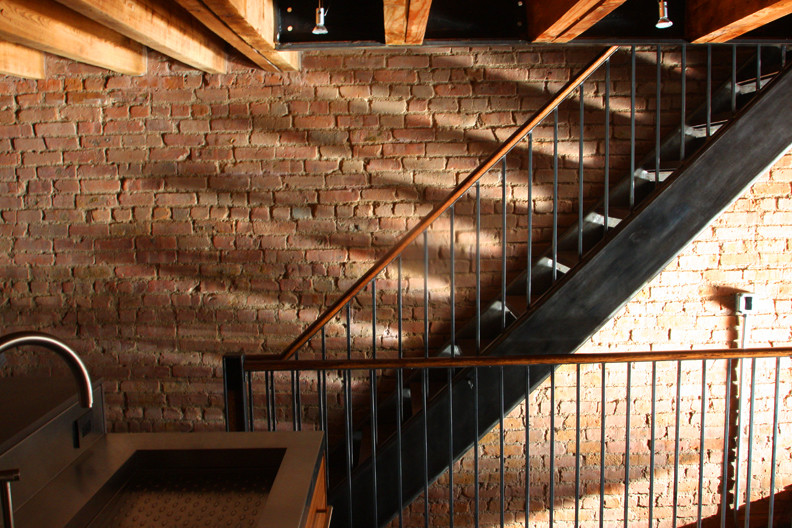 Inspiration pour un escalier sans contremarche droit urbain de taille moyenne avec des marches en bois.